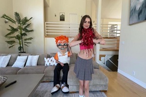 Nikki Nicole – Nikki Nicole Shows Porn Dude Her Cheer Routine