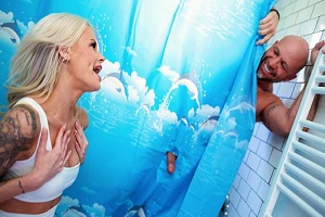 La Petite Blonde – The Little Blonde Surprised in the Shower