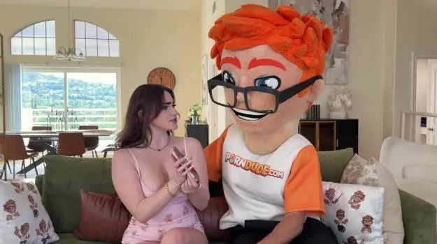 Lilibet Saunders – Lilibet Saunders Collects Porn Dude’s Sample